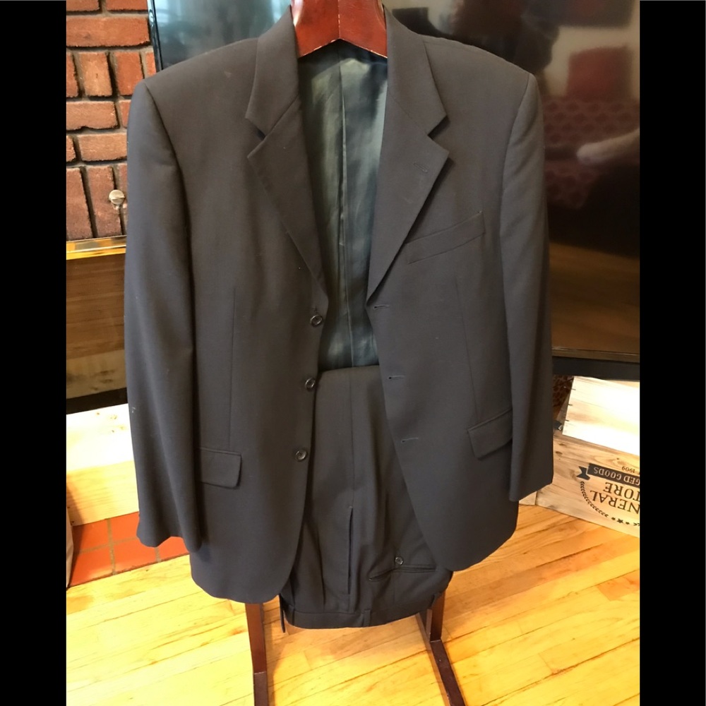Beautiful made in Italy fine wool Momento suit size 40R